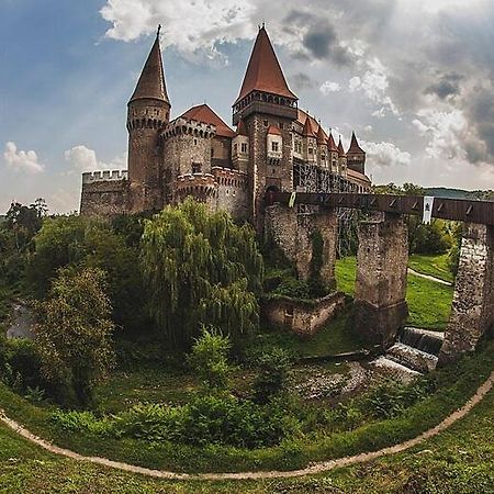 Affordable Apartment Close To The Castle Hunedoara Exteriör bild